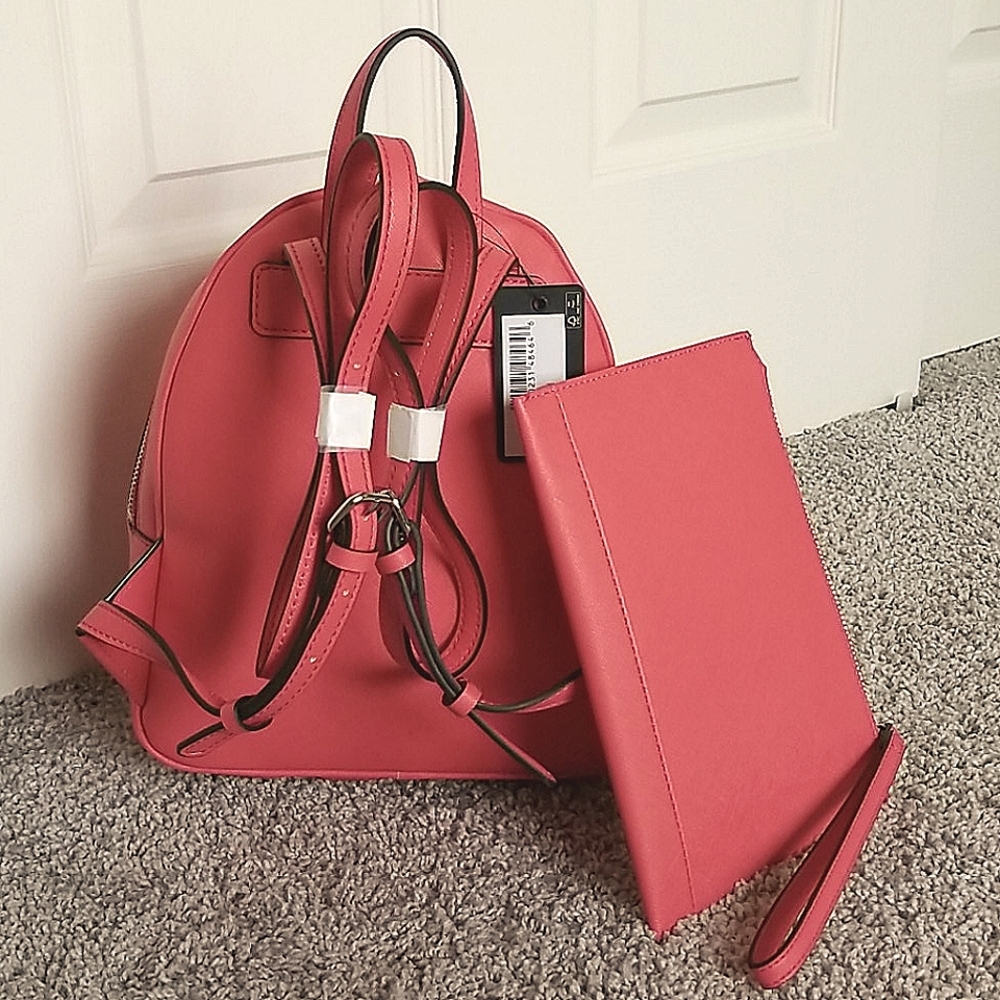 NWT-GUESS RODNEY PASSION BACKPACK/WRISTLET - Picture 4 of 11